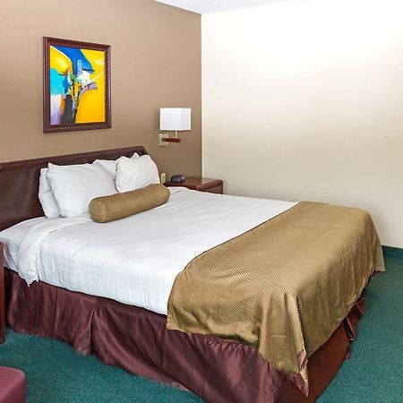 Super 8 By Wyndham Somerset Exterior photo
