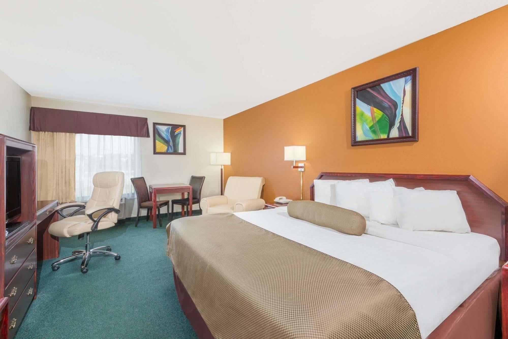 Super 8 By Wyndham Somerset Exterior photo